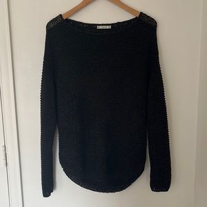 Black sweater with round hem